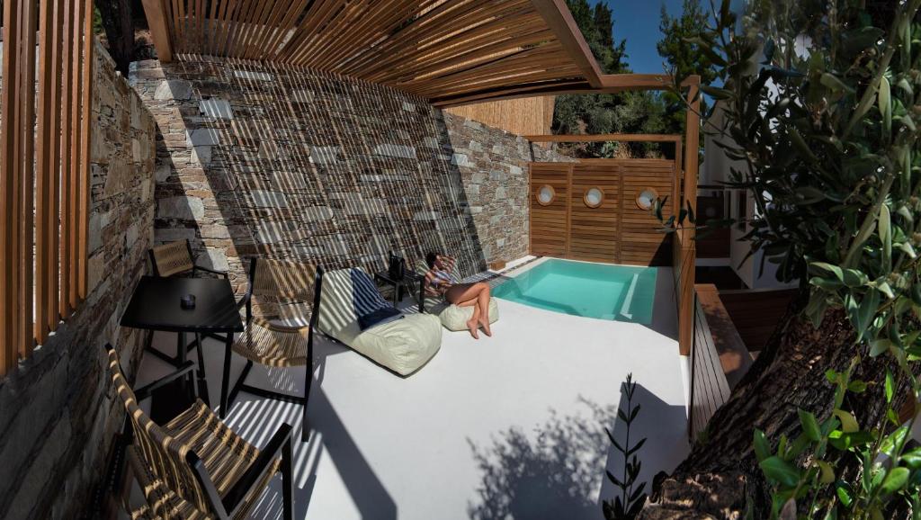 Сьюит (Роскошный люкс с открытым бассейном) отеля Natura Luxury Boutique Hotel Skopelos, Лутраки