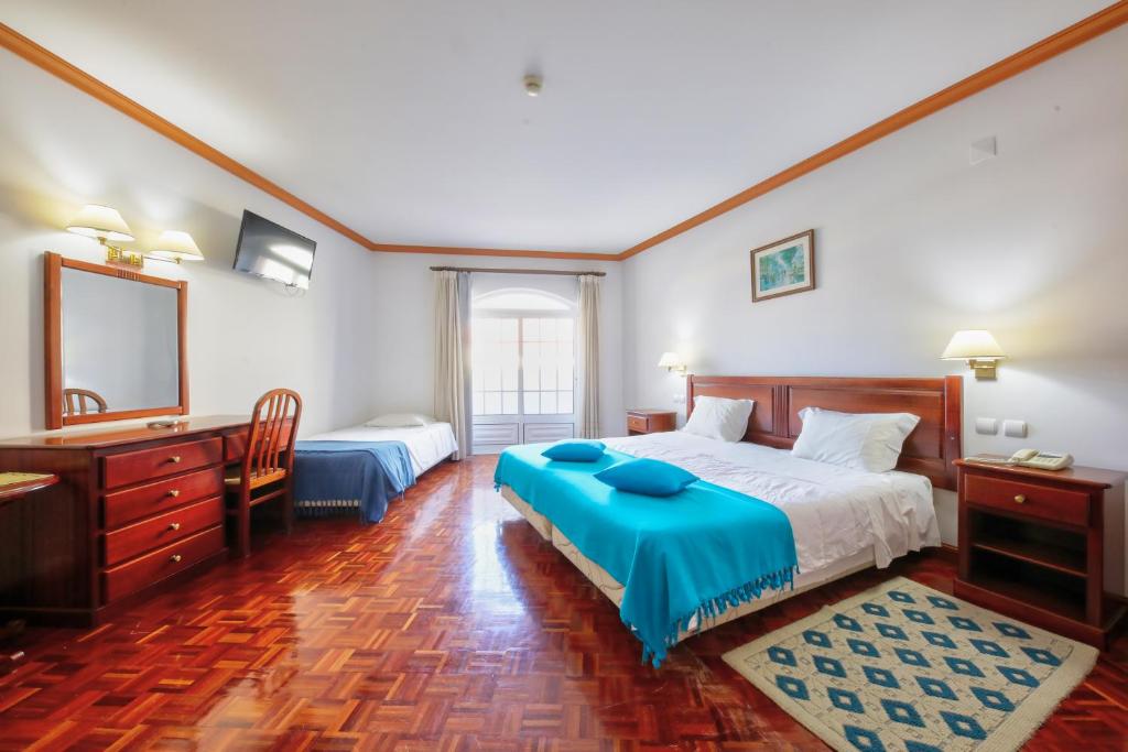 Трехместный (Двухместный номер с 2 отдельными кроватями + дополнительной кроватью (3 взрослых)) отеля Hotel Central, Лузу