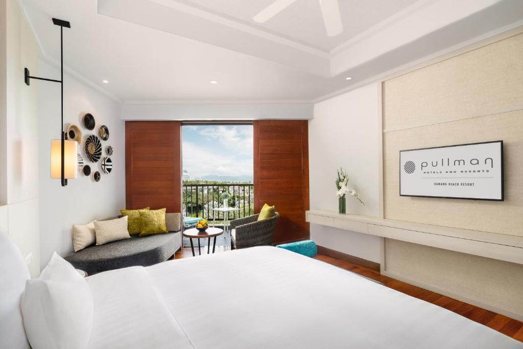 Двухместный (Номер Делюкс с кроватью размера «queen-size» и балконом, вид на залив) курортного отеля Pullman Danang Beach Resort, Дананг
