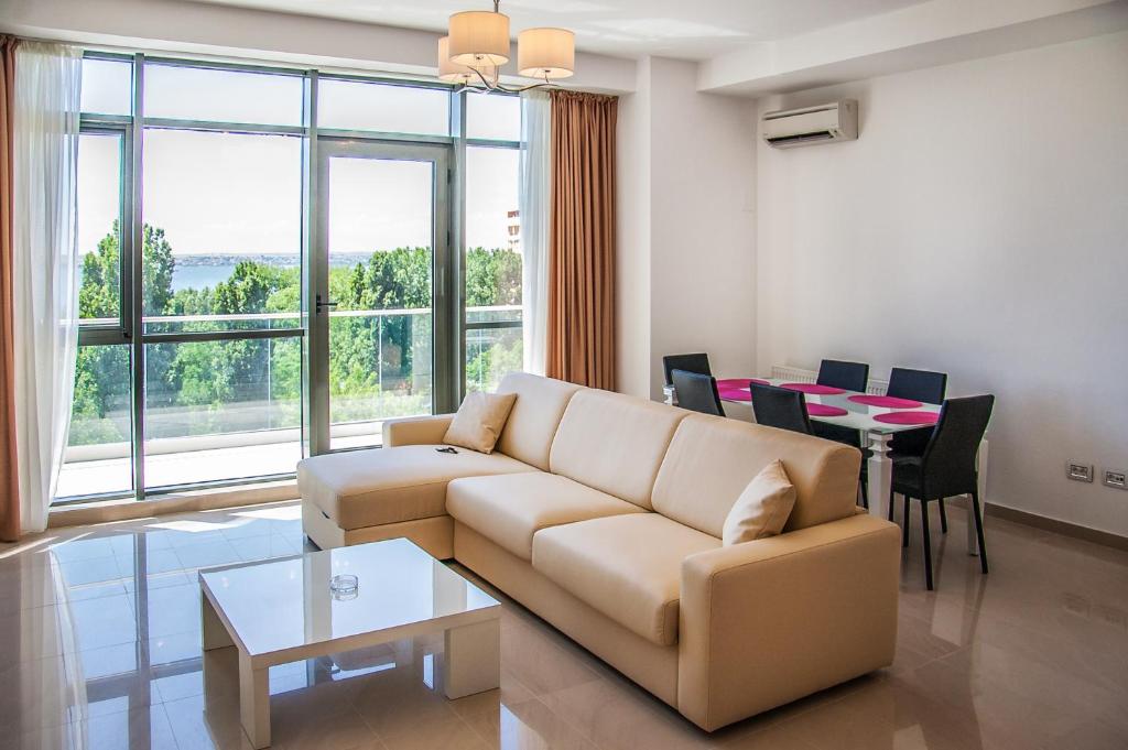 Апартаменты (One-Bedroom Apartment with Promenade View), Riviera Residence Apartments