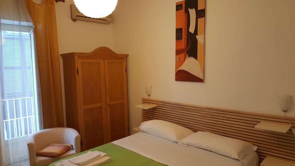 Четырехместный (Классический четырехместный номер) отеля Bed and Breakfast I Vicoletti Di Napoli, Неаполь