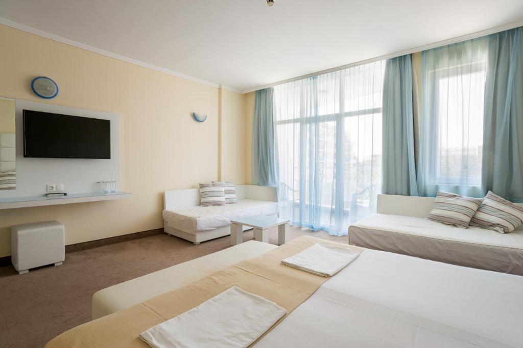 Двухместный (Двухместный номер с 1 кроватью (для 2 взрослых и 2 детей)) отеля Hotel Perla Beach I, Приморско