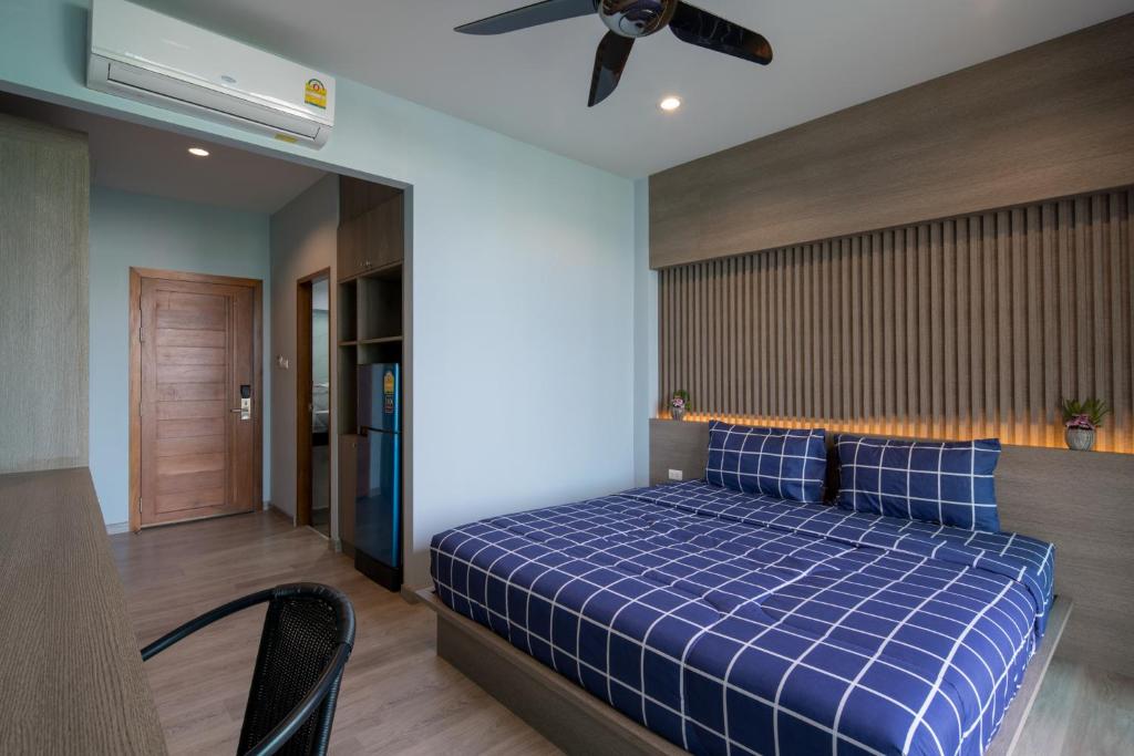 Двухместный (Улучшенный двухместный номер с 1 кроватью или 2 отдельными кроватями, вид на бассейн) отеля Peace Blue Naiharn Naturist Resort Phuket, Пхукет