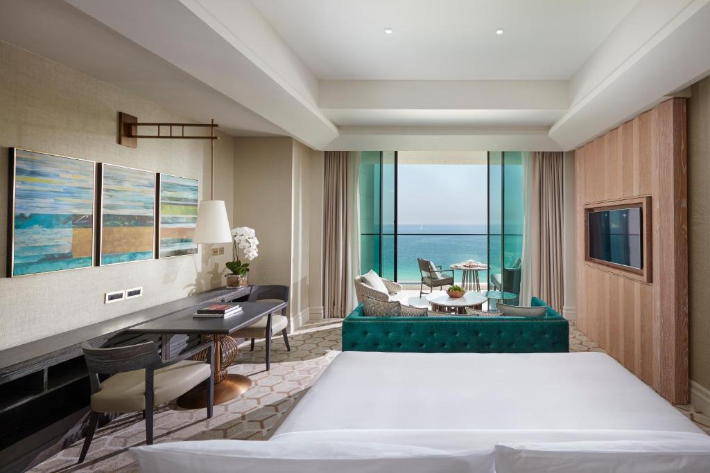 Трехместный (Номер «Премьер» с кроватью размера «king-size» и видом на море) курортного отеля Mandarin Oriental Jumeira, Dubai, Дубай