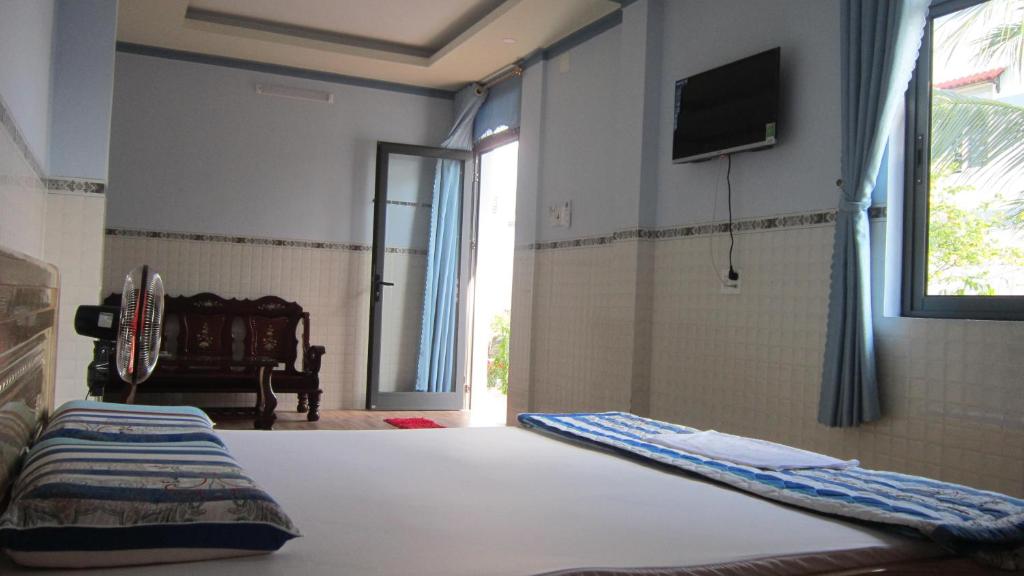 Двухместный (Двухместный номер Делюкс с 1 кроватью и душем) гостевого дома Hong Chau Guesthouse, Дуонг-Донг