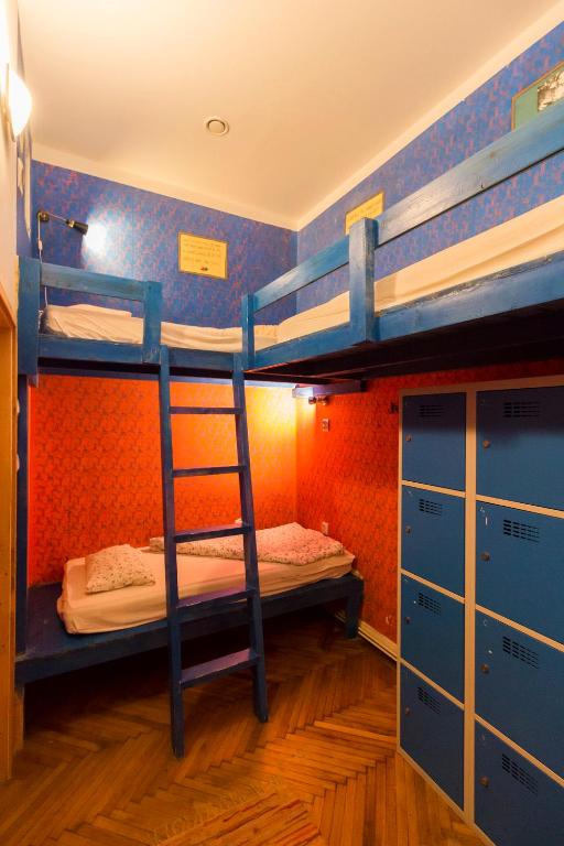 Номер (Односпальная кровать в общем номере с 5 кроватями для мужчин и женщин) хостела Baroque Hostel, Будапешт