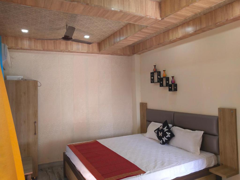 Двухместный (Номер с кроватью размера «king-size» и балконом) хостела Varanasi Hostel, Варанаси
