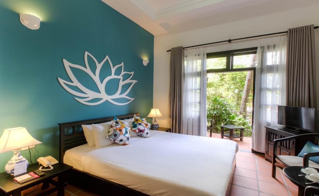 Двухместный (Улучшенный номер с балконом, вид на сад) курортного отеля Hoi An Trails Resort & Spa, Хойан