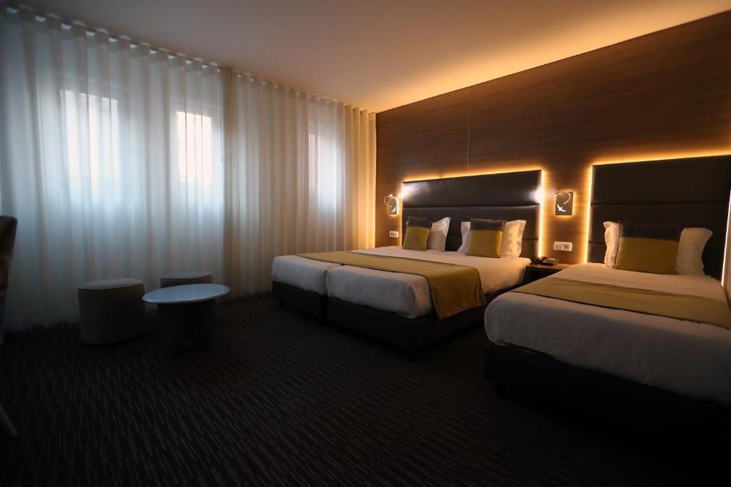 Трехместный (Стандартный трехместный номер) отеля Grande Hotel da Povoa, Повуа-ди-Варзин