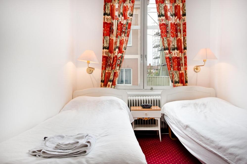 Двухместный (Двухместный номер с 1 кроватью или 2 отдельными кроватями, общая ванная комната) гостевого дома Pensionat Svea, Эстерсунд
