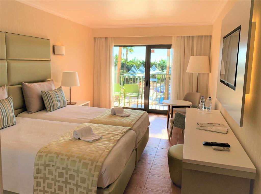 Двухместный (Двухместный номер Делюкс с 2 отдельными кроватями, вид на бассейн) отеля Hotel Baia Grande, Албуфейра