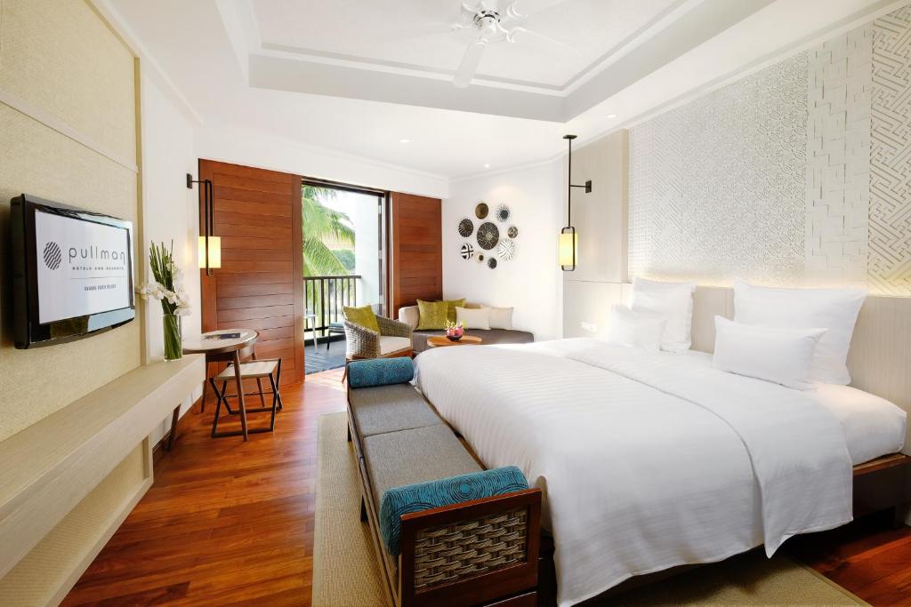Двухместный (Улучшенный двухместный номер с 1 кроватью и балконом) курортного отеля Pullman Danang Beach Resort, Дананг