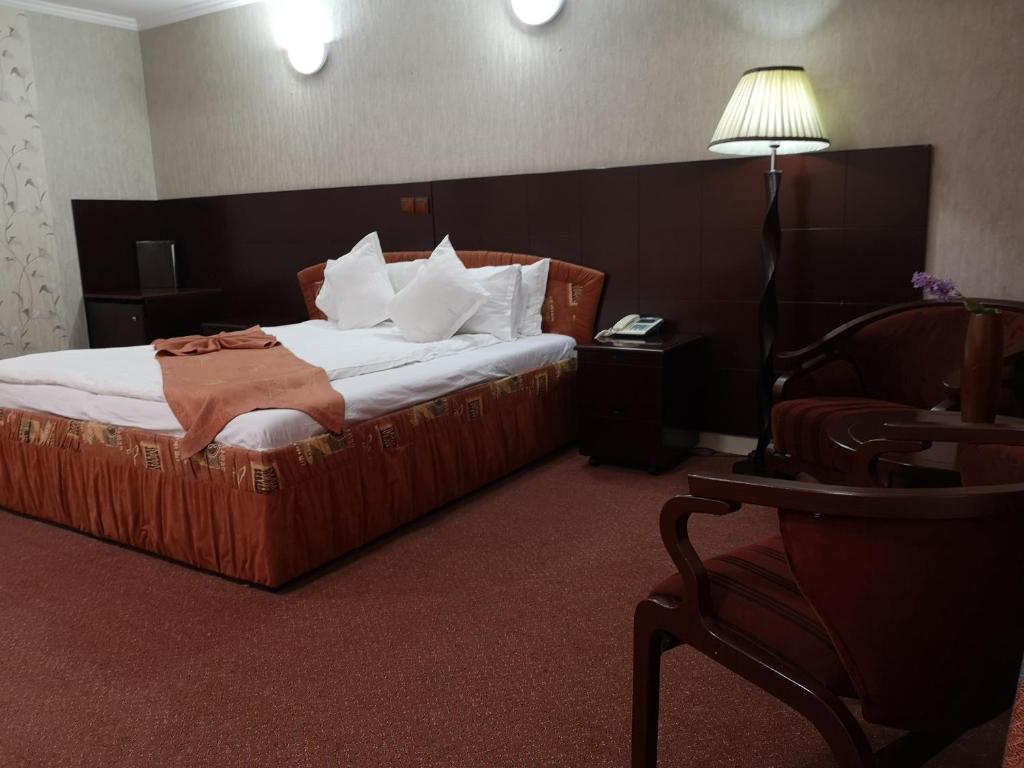 Двухместный (Улучшенный двухместный номер с 1 кроватью) отеля Hotel Helin Aeroport - Craiova, Крайова