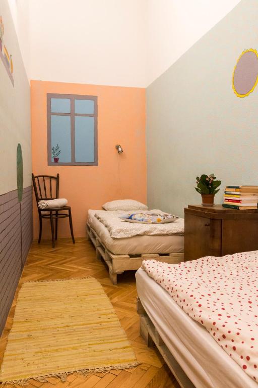 Двухместный (Двухместный номер эконом-класса с 2 отдельными кроватями и общей ванной комнатой) хостела Baroque Hostel, Будапешт