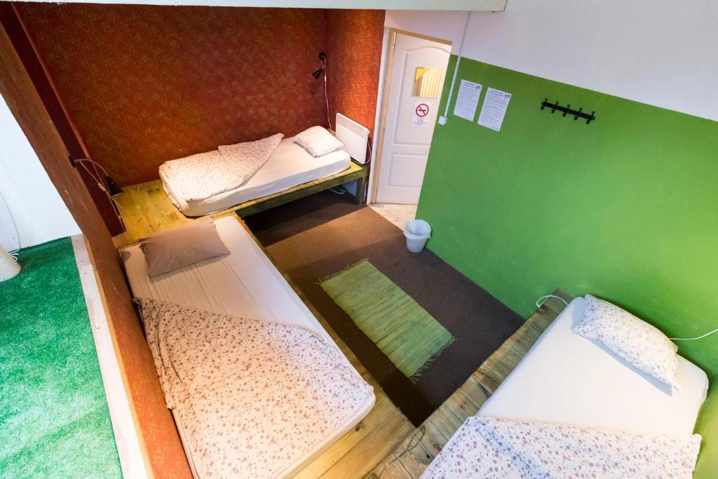 Номер (Односпальная кровать в общем трехместном номере для мужчин и женщин) хостела Baroque Hostel, Будапешт
