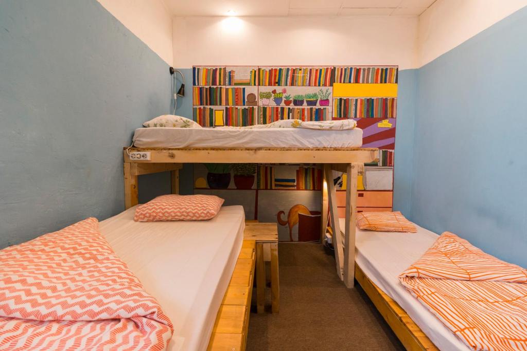 Номер (Кровать в общем 4-местном номере для мужчин и женщин) хостела Baroque Hostel, Будапешт