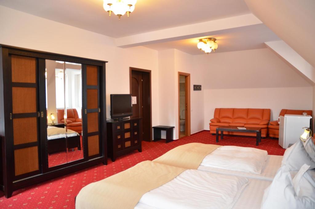 Двухместный (Улучшенный двухместный номер с 2 отдельными кроватями) отеля Complex Monterai, Брашов