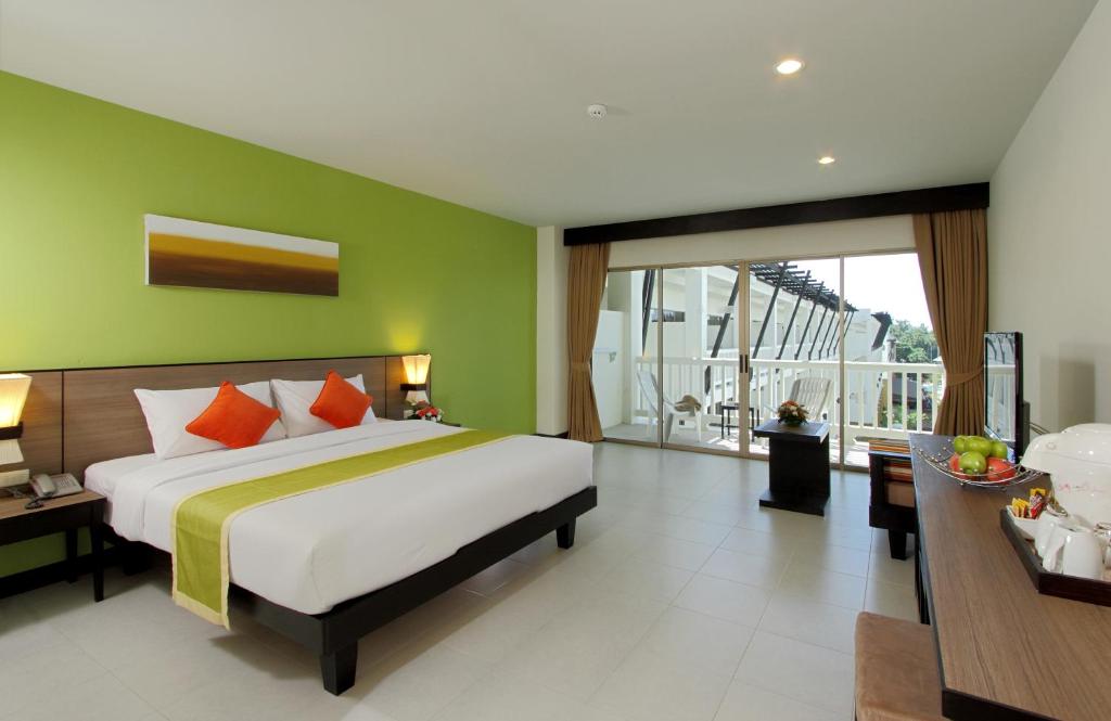Двухместный (Улучшенный двухместный номер с 1 кроватью или 2 отдельными кроватями) курортного отеля Kata Sea Breeze Resort, Пхукет