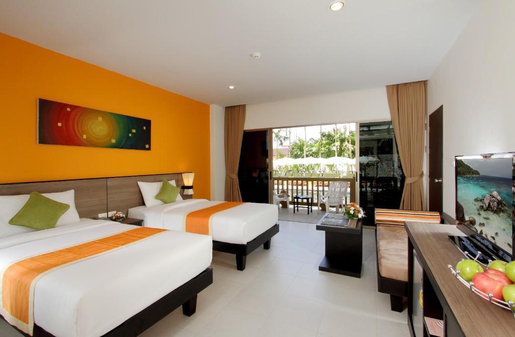 Двухместный (Двухместный номер с 1 кроватью или 2 отдельными кроватями и выходом к бассейну) курортного отеля Kata Sea Breeze Resort, Пхукет