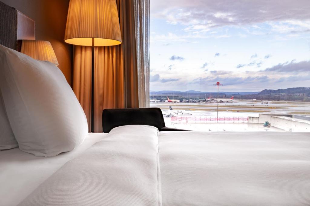 Двухместный (Номер «Премиум» с видом на аэродром) отеля Radisson Blu, Zurich Airport, Цюрих