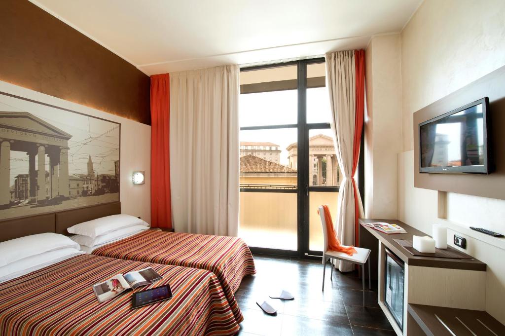 Двухместный (Двухместный номер с 2 отдельными кроватями и балконом) отеля Hotel Milano Navigli, Милан