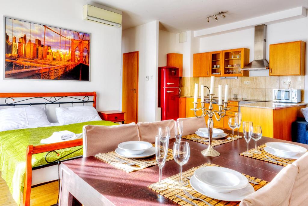 Апартаменты (Superior 2 Bedroom Apartment with Balcony - Kazinczy street), Downtown Residences