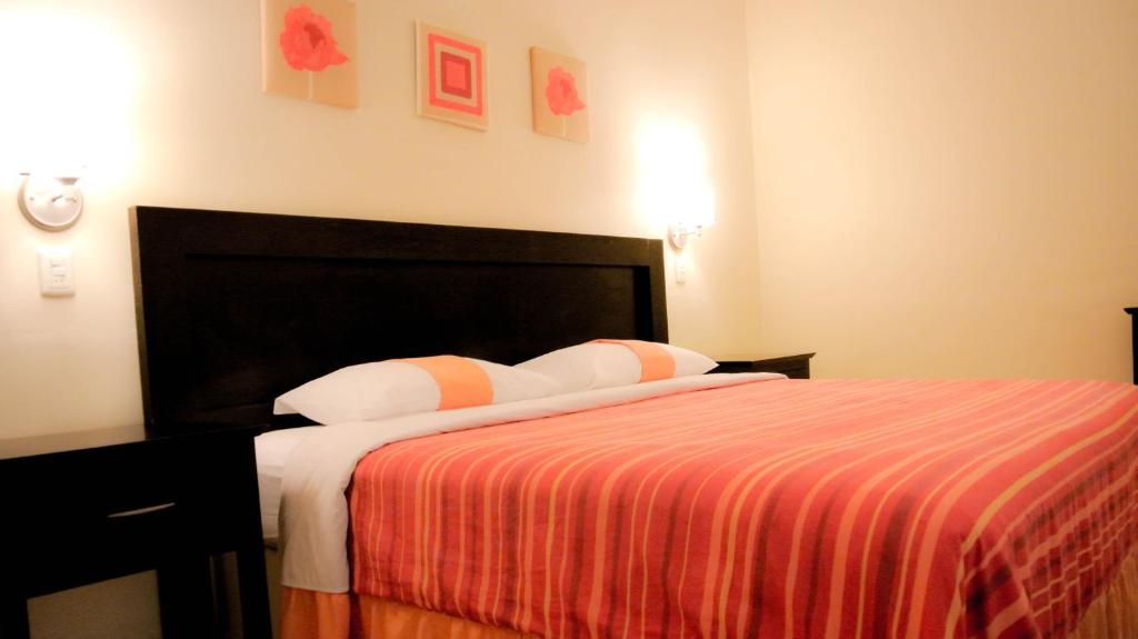 Двухместный (Улучшенный двухместный номер с 2 двуспальными кроватями) отеля Hotel Arribo, Лагос-де-Морено
