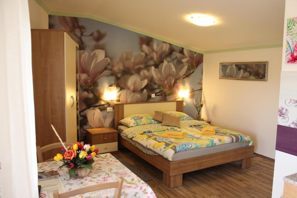 Двухместный (Улучшенный двухместный номер с 1 кроватью или 2 отдельными кроватями и видом на сад) гостевого дома Rooms Katarina, Пореч