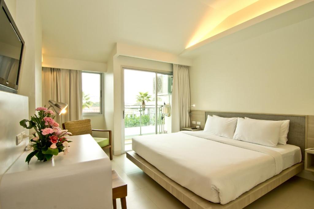Двухместный (Двухместный номер Делюкс с 1 кроватью или 2 отдельными кроватями и видом на бассейн) отеля Sunshine Hotel & Residences, Паттайя