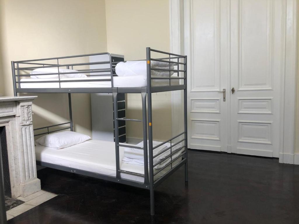 Номер (Кровать в общей женской спальне с 12 кроватями.) хостела Boomerang Hostel, Антверпен