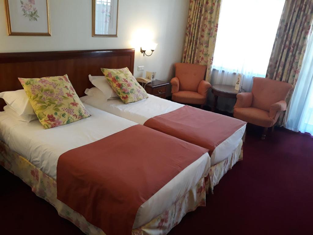 Двухместный (Улучшенный двухместный номер с 2 отдельными кроватями, балконом и боковым видом на море) отеля Quinta Da Penha De Franca, Фуншал