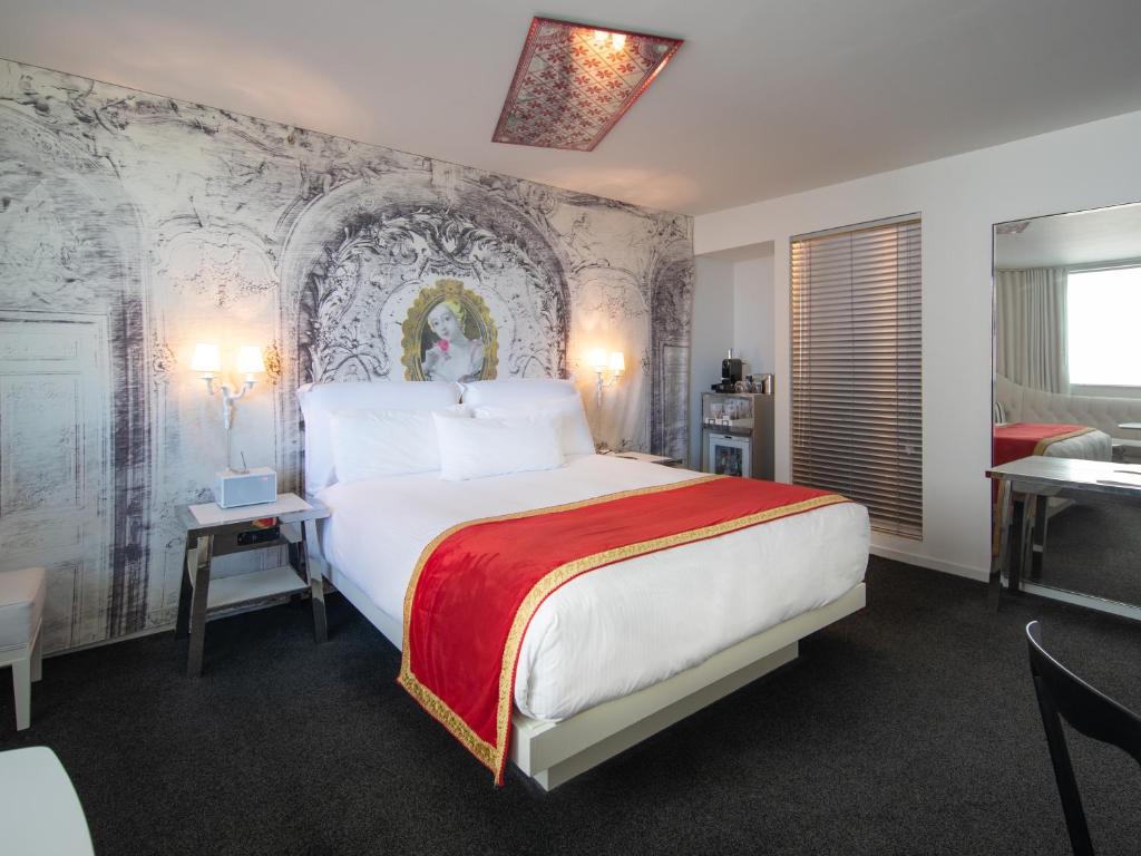 Двухместный (Номер Alexandria Делюкс с кроватью размера «king-size») курортного отеля SAHARA Las Vegas, Лас-Вегас
