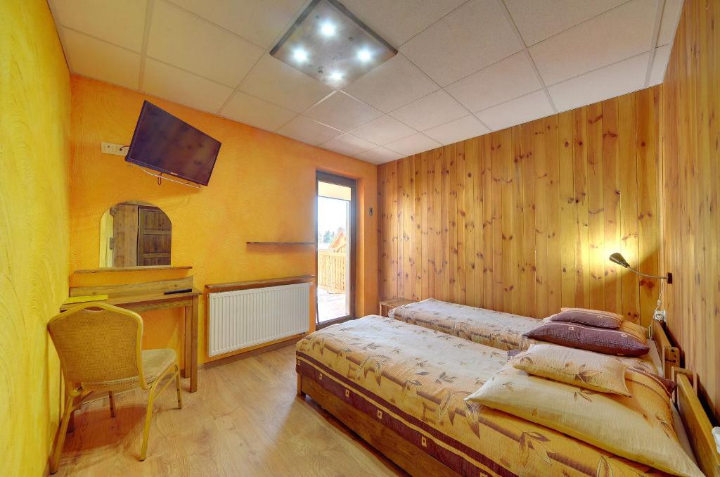 Двухместный (Двухместный номер с 1 кроватью или 2 отдельными кроватями и балконом) курортного отеля Pod Smerkami, Шклярска-Поремба