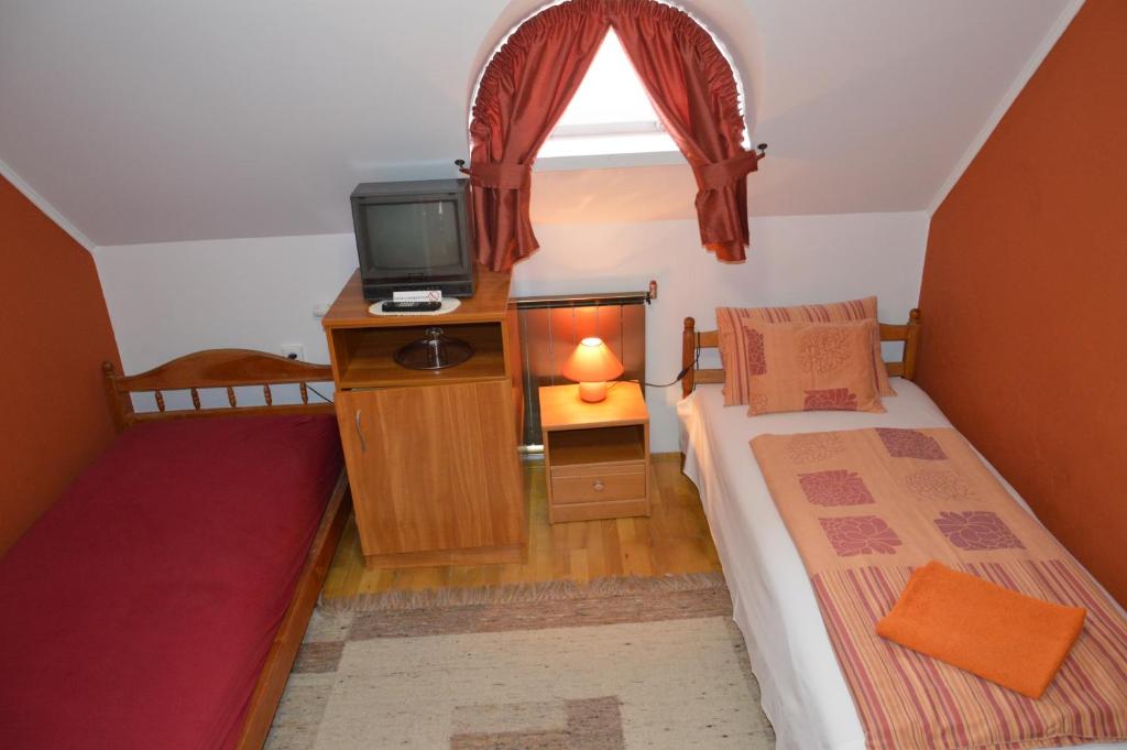 Двухместный (Бюджетный двухместный номер с 2 отдельными кроватями) отеля Duna Panzió, Дьёр