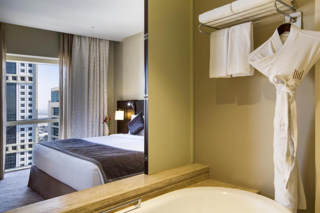 Двухместный (Двухместный номер «Премиум» с 1 кроватью или 2 отдельными кроватями, правом посещения клуба и трансфером от/до международного аэропорта Дубай) отеля Millennium Plaza Hotel, Дубай