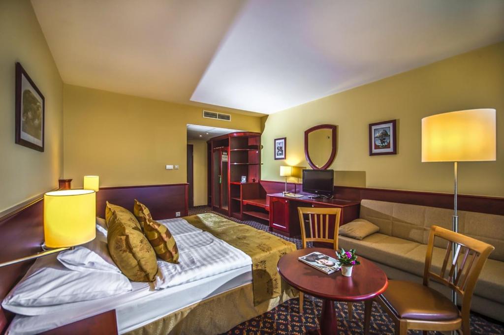 Двухместный (Стандартный номер с 2 односпальными кроватями и диваном) отеля Hotel Kapitany Wellness, Тапольца