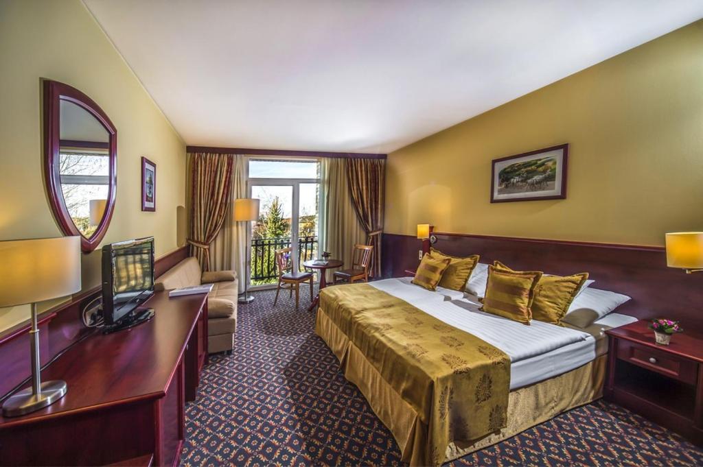 Двухместный (Двухместный номер с 2 отдельными кроватями и балконом) отеля Hotel Kapitany Wellness, Тапольца