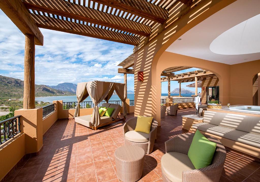 Апартаменты (Presidencial Four Bedroom Penthouse) курортного отеля Villa del Palmar at the Islands of Loreto, Лорето