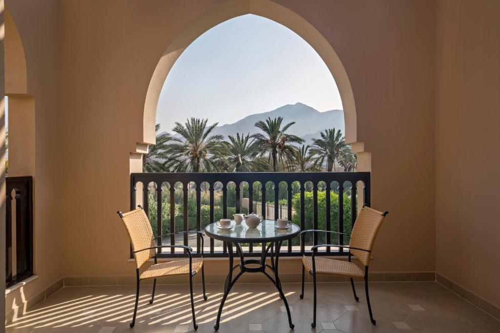 Сьюит (Полулюкс Al Dana с видом на пустыню или горы) курортного отеля Miramar Al Aqah Beach Resort, Аль-Ака