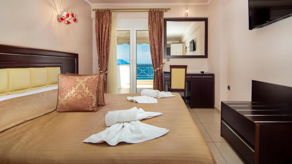 Двухместный (Улучшенный двухместный номер с 1 кроватью или 2 отдельными кроватями и видом на море) отеля Ilia Mare, Илия