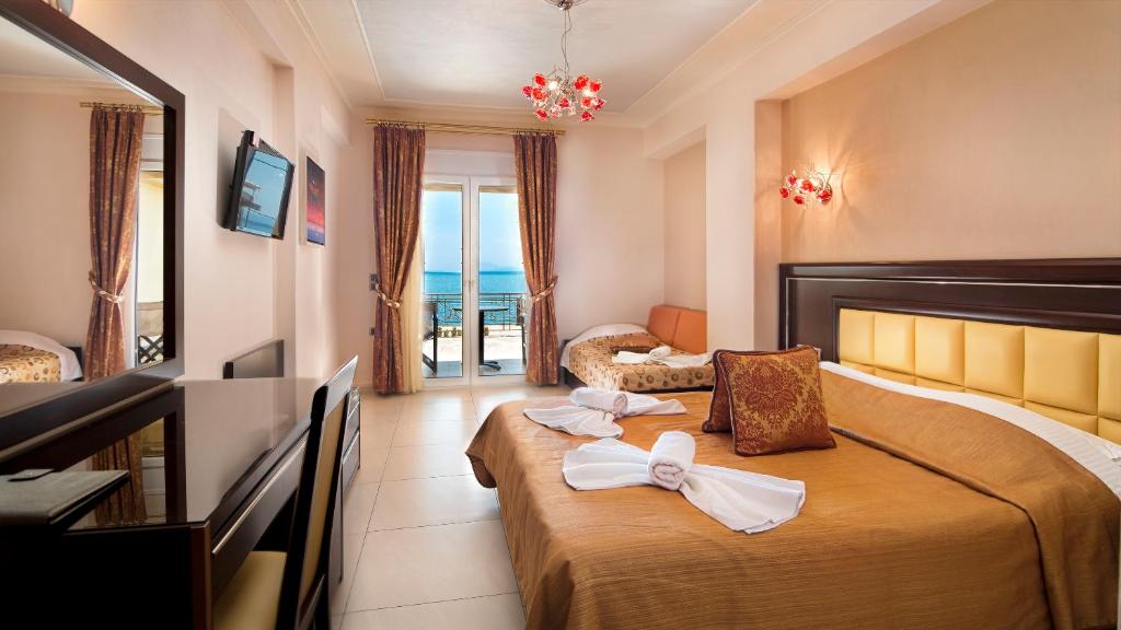 Трехместный (Улучшенный трехместный номер с видом на море) отеля Ilia Mare, Илия
