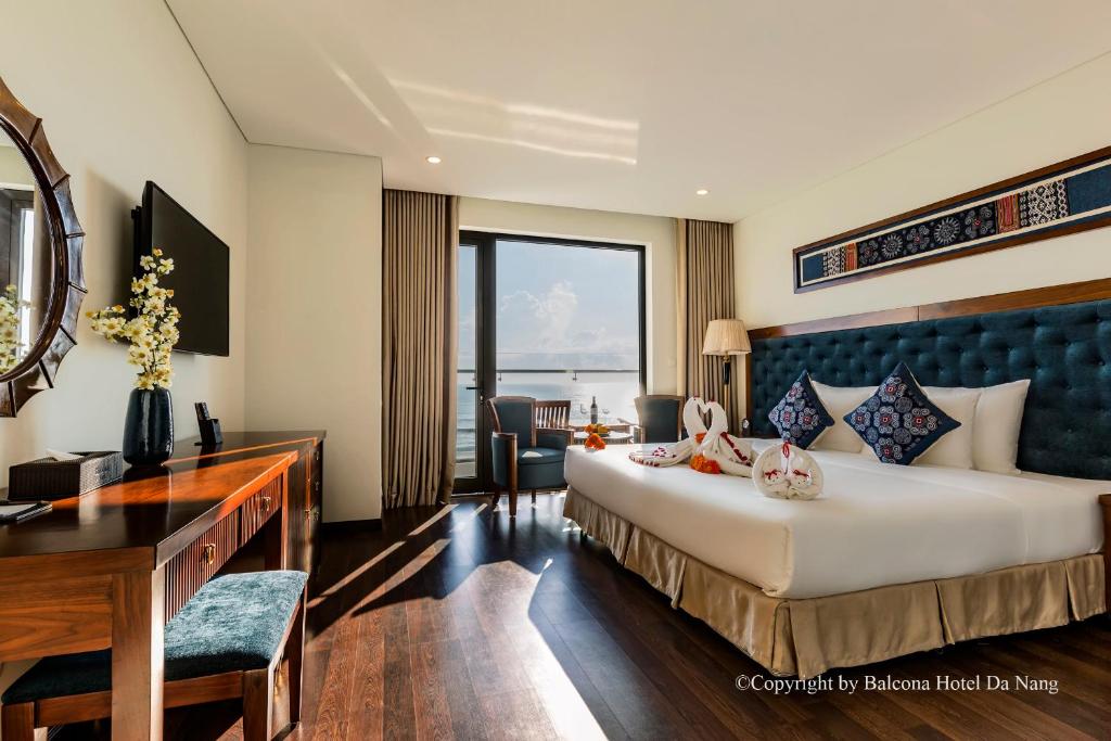 Двухместный (Двухместный номер «Премьер» с 1 кроватью и балконом - Рядом с океаном) отеля Balcona Hotel Da Nang, Дананг