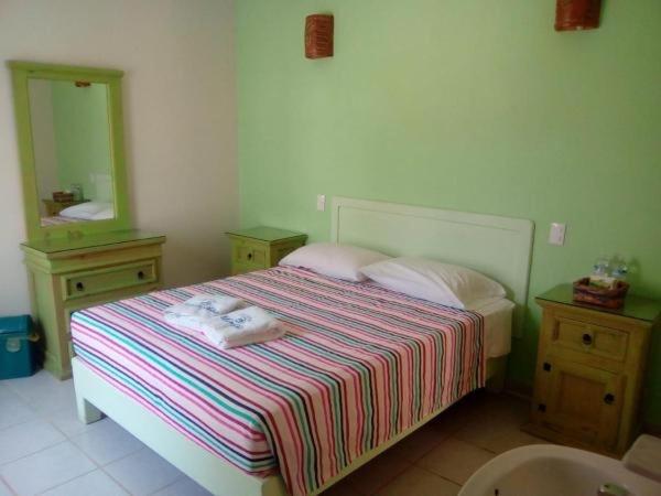 Двухместный (Номер с кроватью размера «queen-size» и видом на бассейн) отеля Hotel Quinta Mar y Selva, Чакала