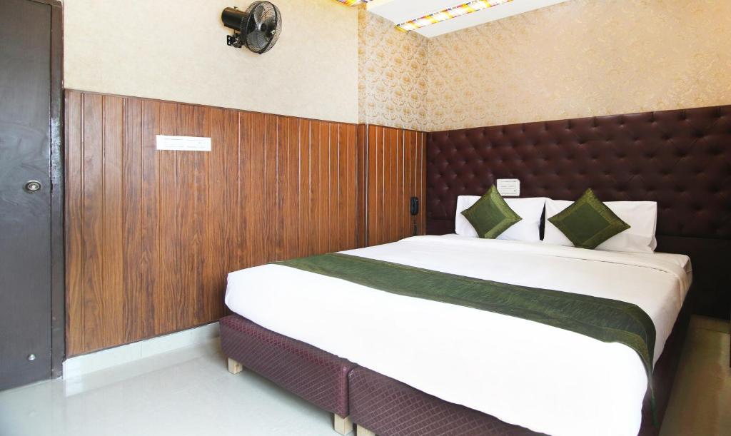 Сьюит (Люкс с кроватью размера «king-size») отеля OYO 10395 Hotel Dvarka INN, Бангалор