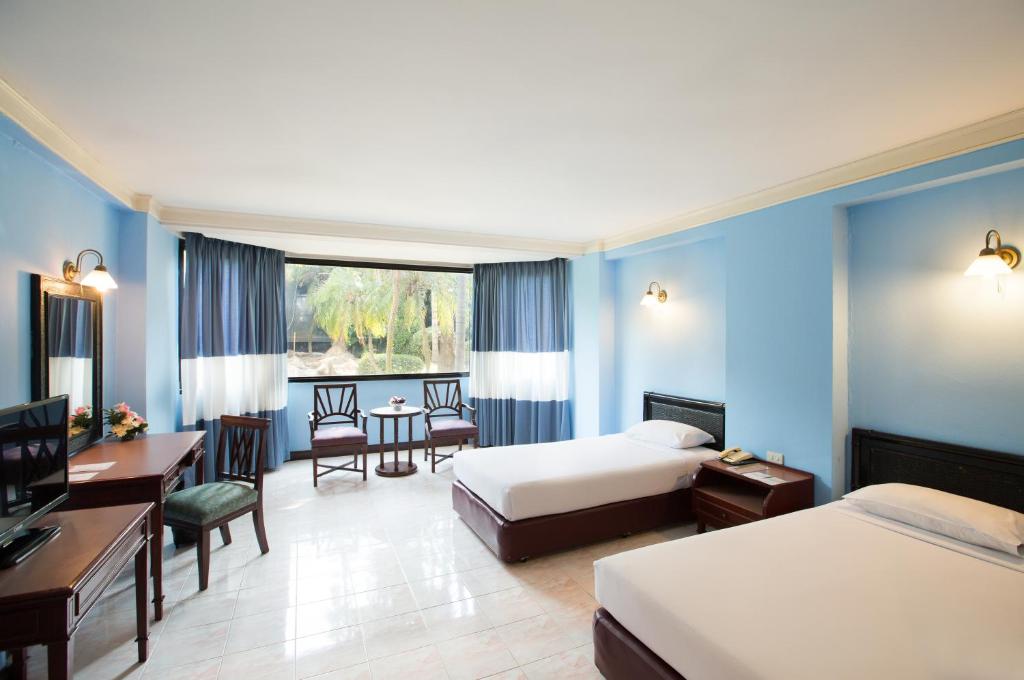 Двухместный (Улучшенный двухместный номер с 2 отдельными кроватями) отеля Amarin Lagoon, Пхитсанулок