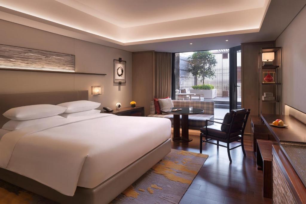 Двухместный (Стандартный номер с кроватью размера «king-size» и садом) отеля Hyatt Regency Hangzhou, Ханчжоу