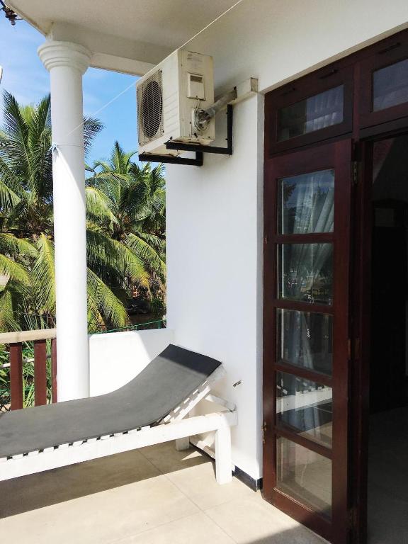Двухместный (Двухместный номер Делюкс с 1 кроватью и балконом, вид на море) отеля Ceylon Surf Guest and Restaurant, Велигама