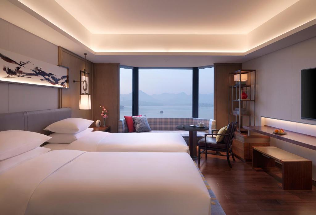 Двухместный (Двухместный номер с 2 отдельными кроватями и видом на озеро) отеля Hyatt Regency Hangzhou, Ханчжоу