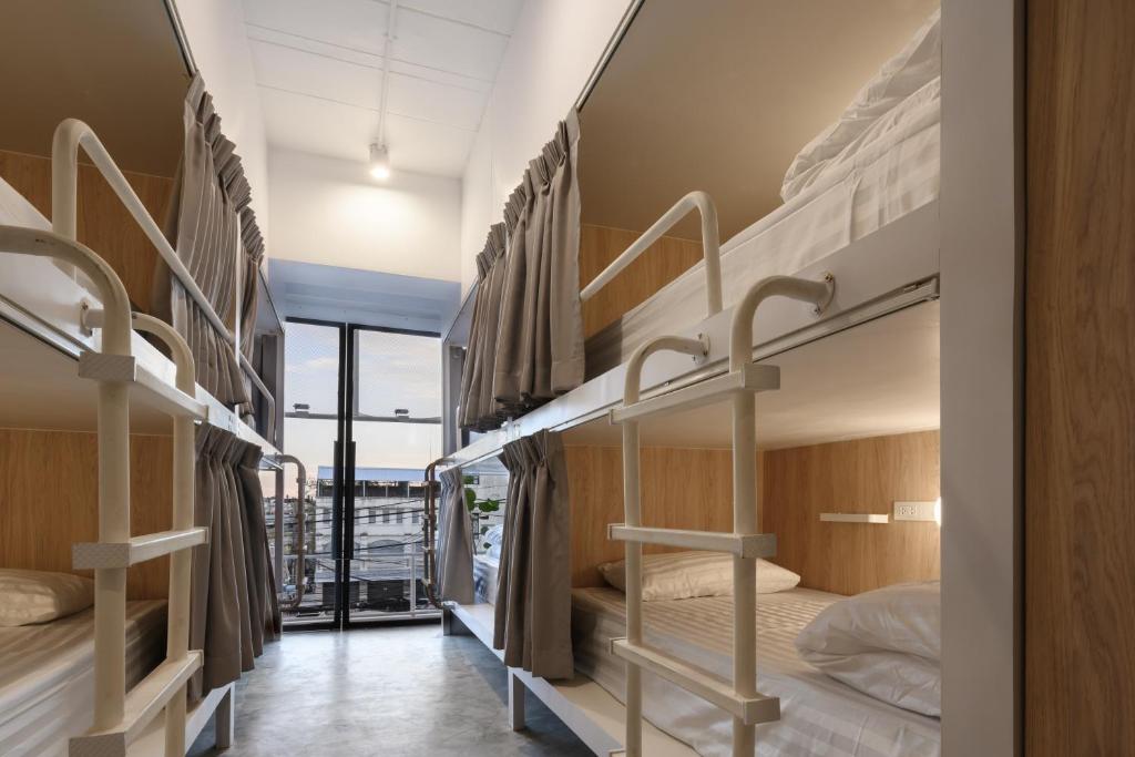 Номер (Кровать в общем номере для мужчин и женщин с 10 кроватями) хостела Hostel Our Nomad, Пхукет