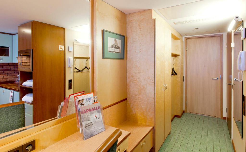 Двухместный (Улучшенный номер с кроватью размера «king-size» и балконом - Без доступа в спа-центр) отеля Holiday Club Tampere Spa, Тампере
